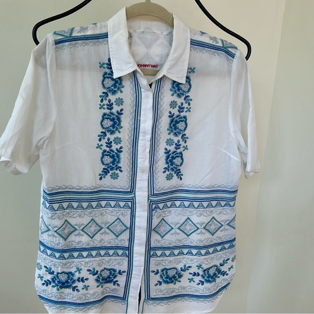 Johnny Was White Cotton Short Sleeve shirt with fabulous embroidery